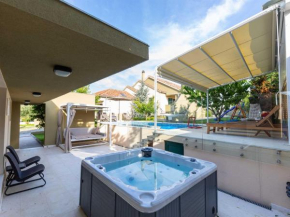 Great Villa Field Hill 4*